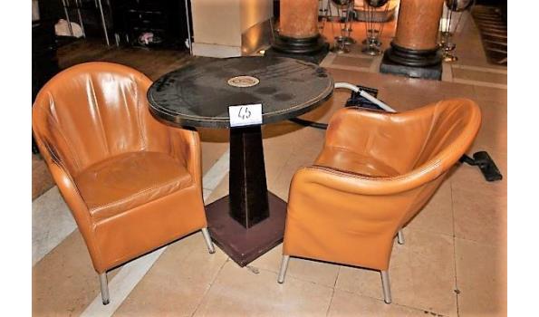 houten ronde/ovalen tafel, afm plm 70x80cm met 2 kuipzetels DURLET, bruine skai bekleed
